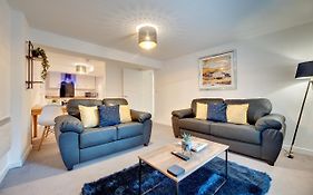 Charltons Bonds Apartments 2A By Week2Week